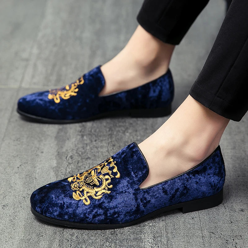 Wedding Dress Shoes Casual Men Loafers New Big Size Lazy Peas shoes Embroidery Moccasins Shoes Suede Leather shoes