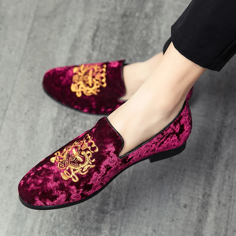 Wedding Dress Shoes Casual Men Loafers New Big Size Lazy Peas shoes Embroidery Moccasins Shoes Suede Leather shoes